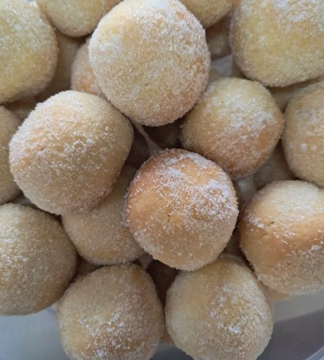 Round biscuits dusted in icing sugar